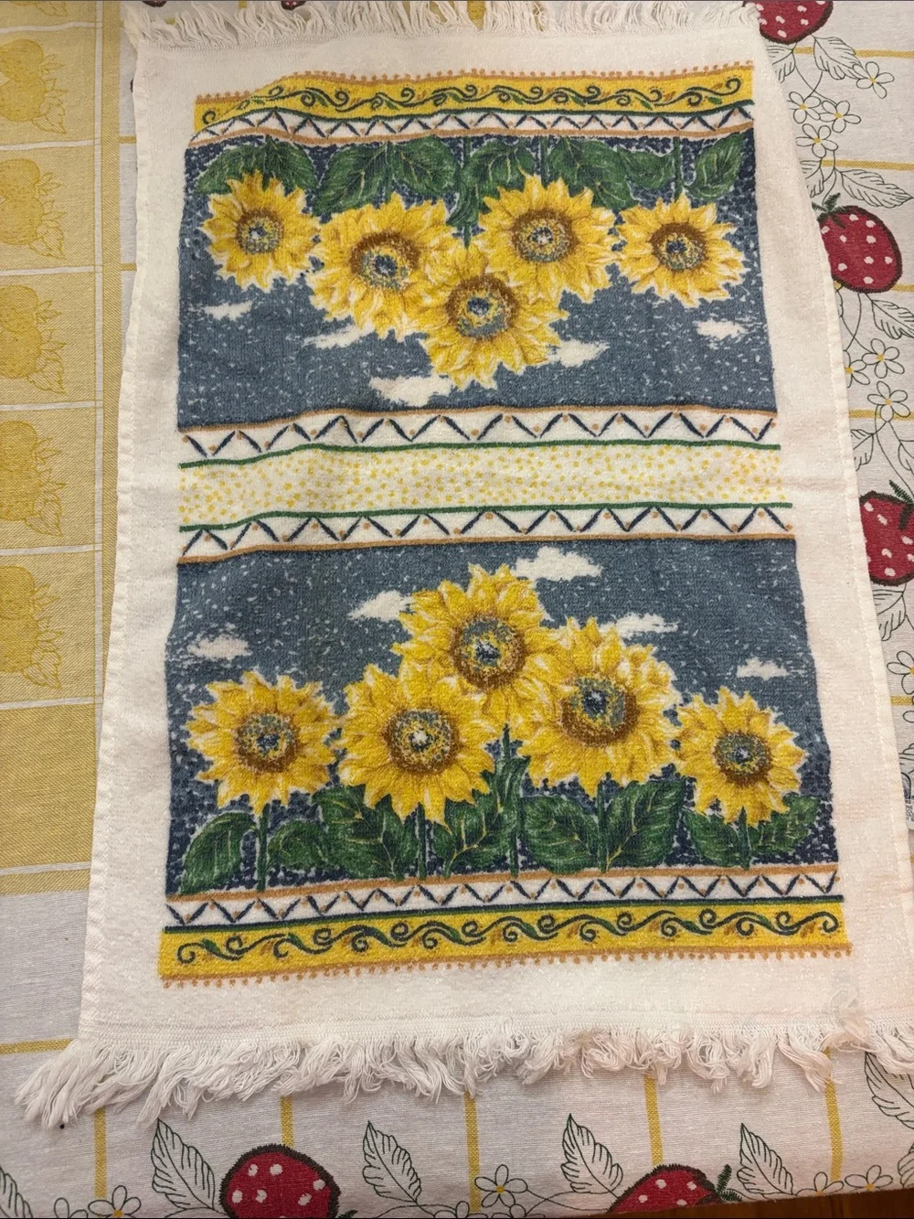 2 Vintage Sunflower Fringe Kitchen Towels